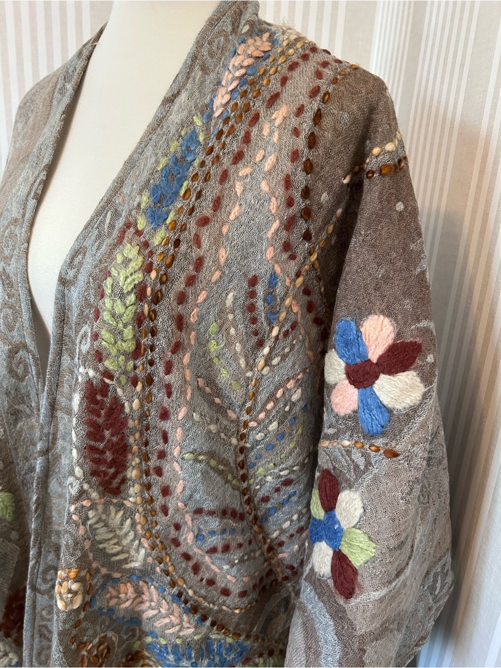 Coldwater Creek Wool Embroidered Grey Multi-Color Open Front Wrap One-Size - Picture 2 of 8